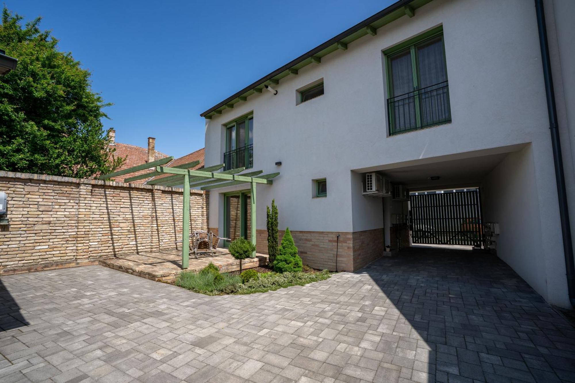 Jokai Apartman Dunafoldvar Экстерьер фото