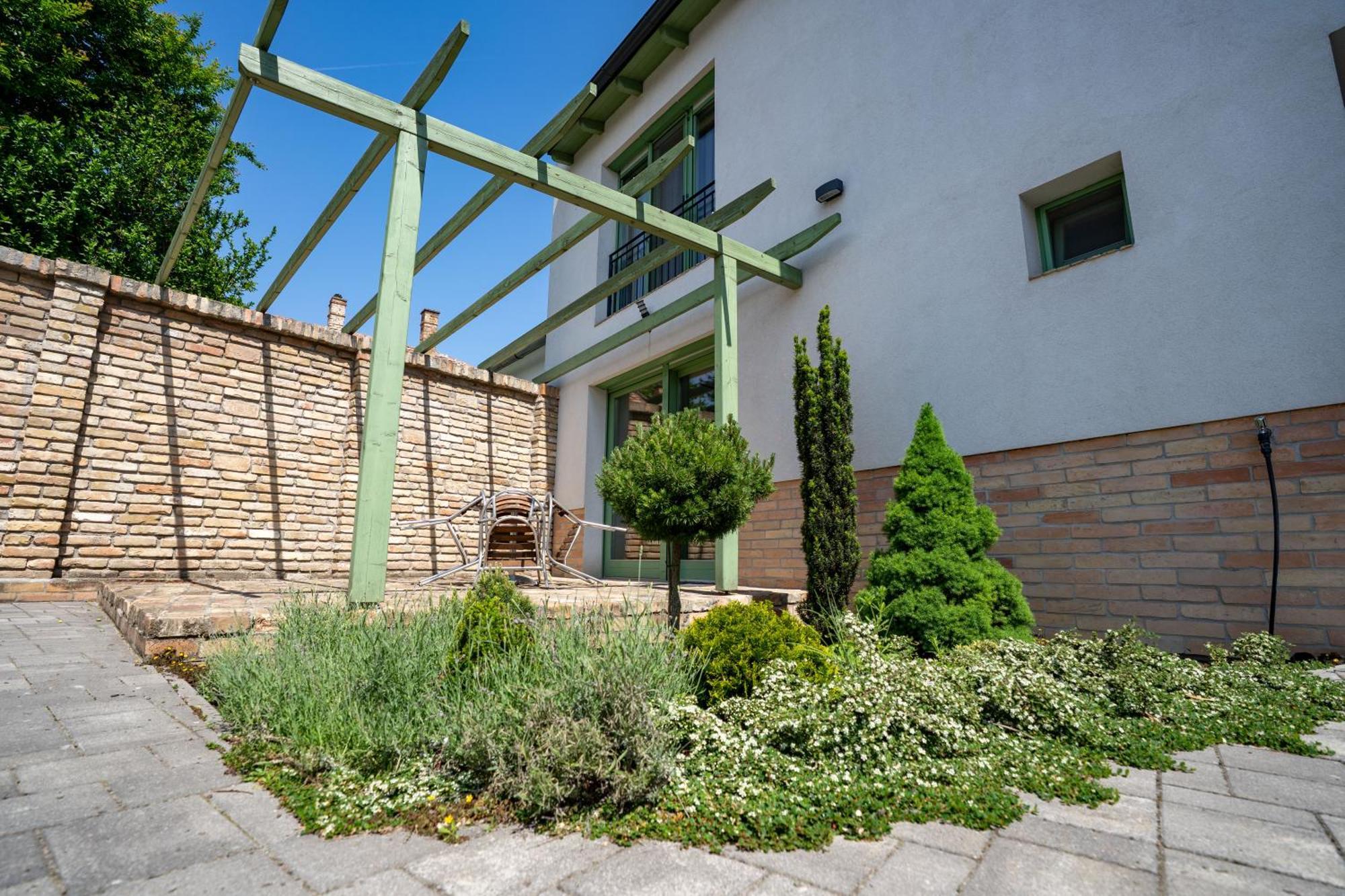 Jokai Apartman Dunafoldvar Экстерьер фото